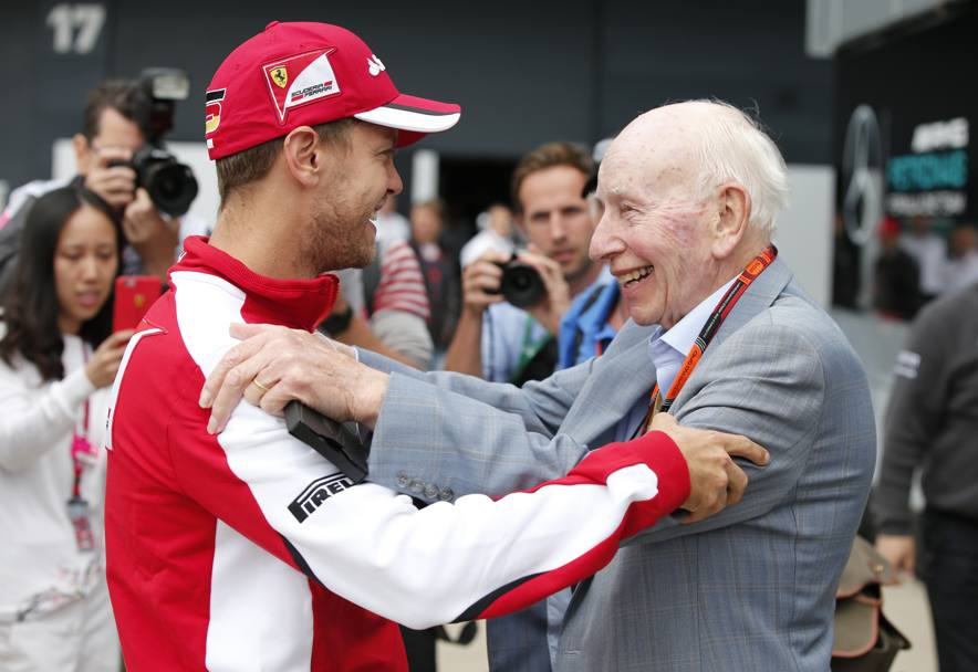 Incontro tra super campioni: Vettel e Surtees. Reuters